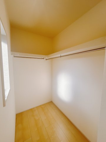 【新築戸建】第3前橋青柳の収納|大容量のＷＩＣです！お洋服だけでなく靴やバックもしまえます♪大きな鏡と椅子をおくことで無駄な移動をすることなく身支度がすべてこの場所で整います。