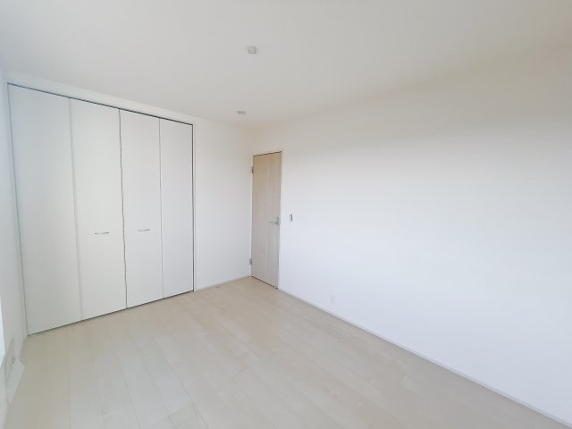 【新築戸建】第3前橋青柳の洋室|ママ友が来ても子供達には子供部屋で遊んでいてもらうことができます。ママ達はリビングで楽しくおしゃべりに華を咲かせながら気兼ねなく盛り上がれます♪