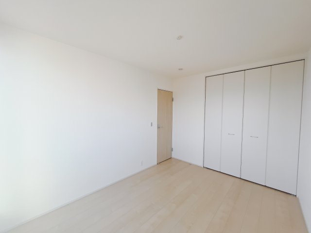 【新築戸建】第3前橋青柳の洋室|「今日も一日お疲れ様」とご夫婦でゆったりくつろげる寝室。毎日の家事やお仕事に疲れた日はフカフカのベットで癒されてください。テレビや本棚をおいても快適な広さなのが自慢のお部屋です♪