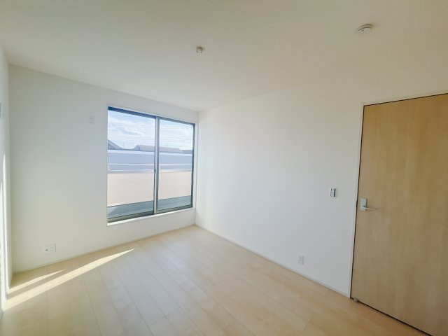 【新築戸建】第3前橋青柳の洋室|ダブルベッドを置いても充分な広さを2Ｆのお部屋に設けております。お子様と家族みんなで寝るのも夢じゃありません♪窓からは光が差し込むので日中でも明るいお部屋です。