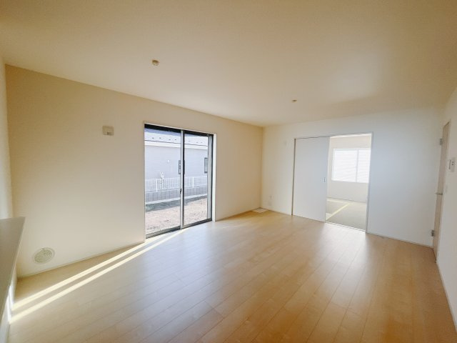 【新築戸建】第3前橋青柳の居間・リビング|ポカポカ日向ぼっこをしながらお昼寝をするのもいいですね♪明るいリビングに気分も晴れやかに♪