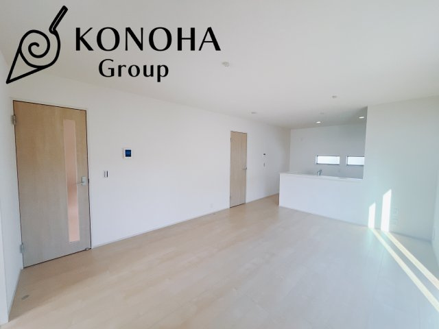 【新築戸建】第3前橋青柳の居間・リビング|これから長く住むお家のリビングには毎日気持ちのいい日差しが差し込みます。ポカポカ日向ぼっこをしながらお昼寝をするのもいいですね♪明るいリビングに気分も晴れやかに♪