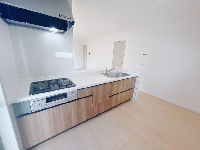 【新築戸建】第3前橋青柳のキッチン|お料理をしながらお部屋を見渡せることができる対面キッチンを採用。コミュニケーションがとりやすく、家族の絆が深まります。今日の出来事をおしゃべりしながら楽しい時間をお過ごしください♪