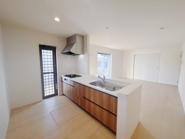 【新築戸建】第3前橋青柳のキッチン|お料理ができたら「これ運んで～♪」と手渡しが出来ます。対面キッチンなのでリビングと一体感があり、広々とした空間の中で楽しく食事やお菓子作りが出来ますね♪