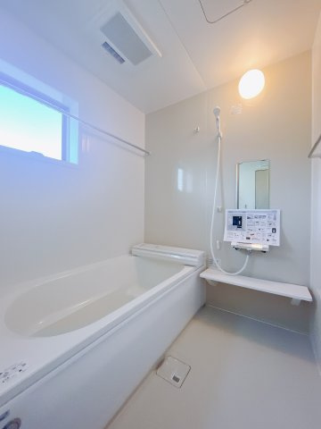 【新築戸建】第3前橋青柳の浴室|清潔感あふれる浴室には、カビを防ぎ雨の日でも洗濯物を乾かせられる浴室暖房乾燥機を標準装備しております♪毎日のお手入れが楽になります。