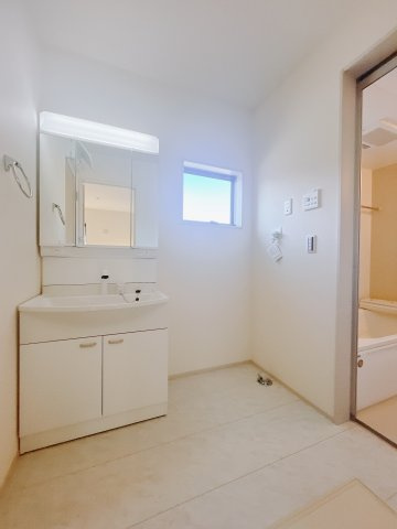 【新築戸建】第3前橋青柳の独立洗面台|通常より広いタイプの洗面所になっています。のびのびと使える洗面所には寒い冬にストーブをおいても邪魔になりません♪