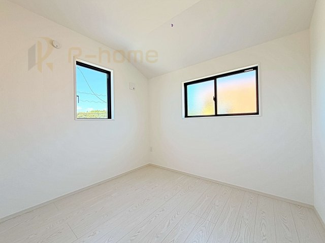 土浦市おおつ野3期　新築戸建て　1号棟の洋室|2面窓の風通しの良い洋室です♪差し込む暖かな陽当たりで、室内がくつろげる空間に早変わりです♪