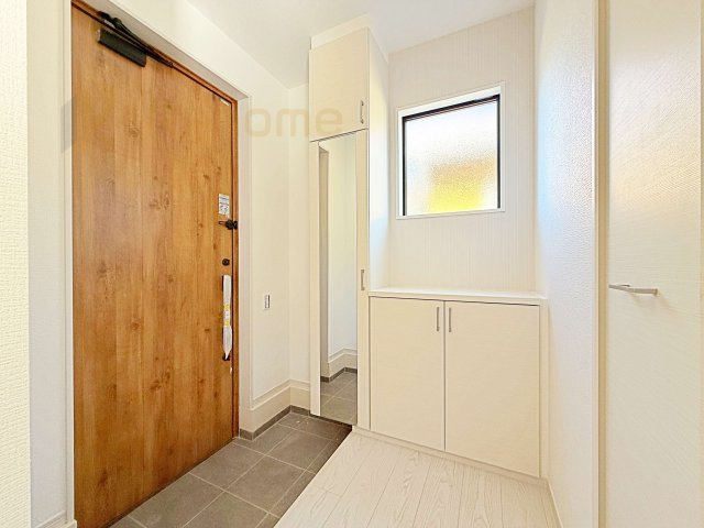 土浦市おおつ野3期　新築戸建て　1号棟の玄関|気持ちよくご家族やゲストを送迎できる穏やかな雰囲気の玄関♪大きな下駄箱で玄関廻りスッキリ♪