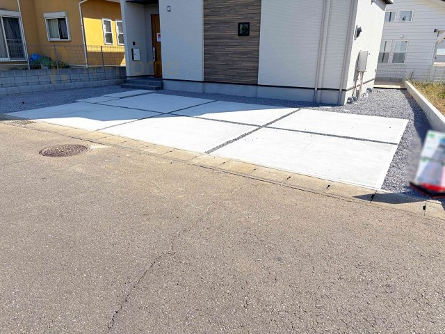 土浦市おおつ野3期　新築戸建て　1号棟の駐車場|カースペースは3台完備。ゲスト用のスペースも確保できますね♪


