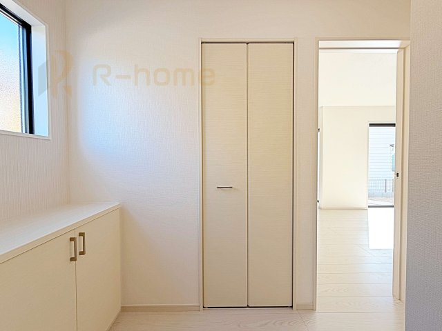 土浦市おおつ野3期　新築戸建て　1号棟の収納|掃除用具などの収納に便利なホール収納！