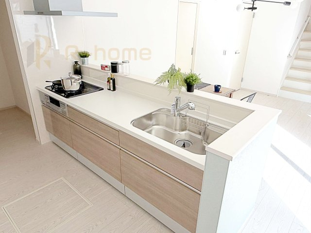 土浦市おおつ野3期　新築戸建て　1号棟のキッチン|料理をしながら家族とコミュニケーションが取れる対面式システムキッチン。