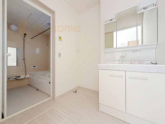 土浦市おおつ野3期　新築戸建て　1号棟の洗面所|清潔感溢れる洗面台は嬉しい三面鏡付き。洗剤や歯ブラシなどもすっきり収納できます♪