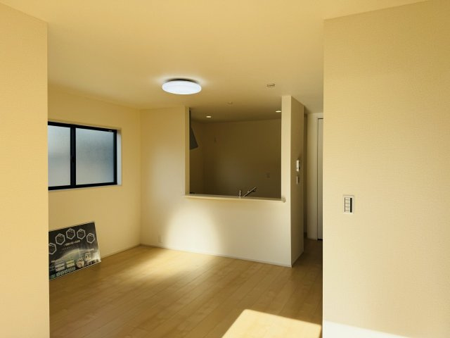 八王子市　泉町　新築一戸建て　８期の内装|～17.25帖の明るいLDKで、家族団欒の時間をお過ごしいただけます～