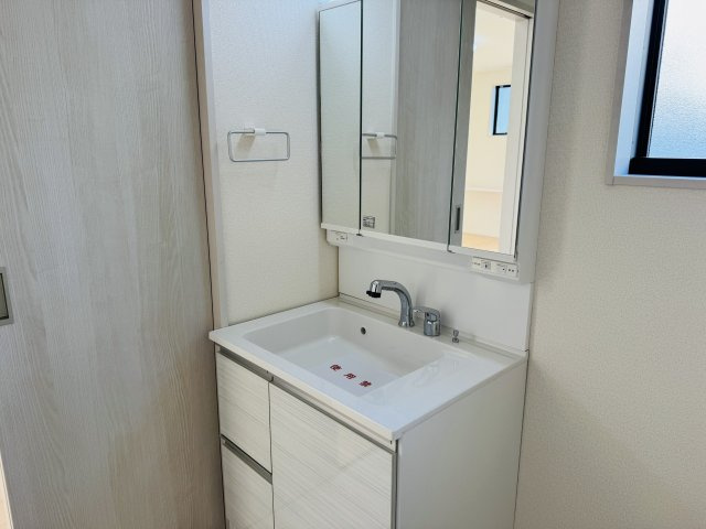 八王子市　泉町　新築一戸建て　８期の独立洗面台|～３面鏡付きの独立洗面台　細々している物をスッキリ収納出来ます～