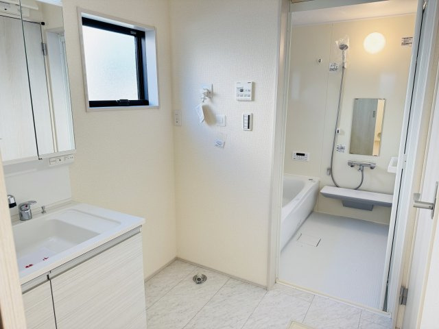 八王子市　泉町　新築一戸建て　８期の脱衣所|～窓付きで明るい洗面所　換気もしやすいです～