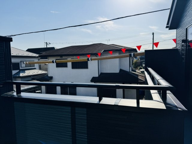 八王子市　泉町　新築一戸建て　８期のバルコニー|～2部屋から出入り可能、陽当たりの良いL字型のバルコニー～