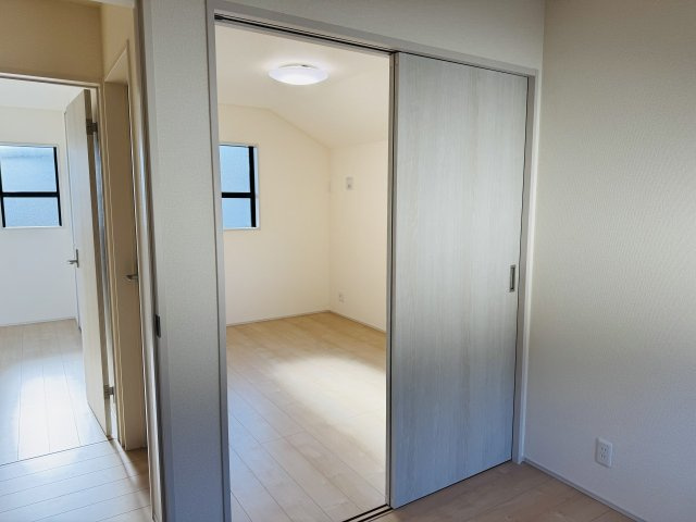 八王子市　泉町　新築一戸建て　８期の洋室|～3.75帖の洋室と6.0帖の洋室とは、引戸での行き来が可能です～