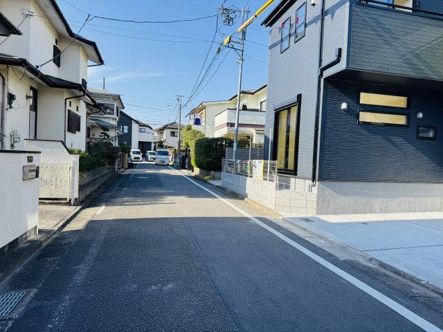八王子市　泉町　新築一戸建て　８期の前面道路含む現地写真|～南西側5ｍ道路に面しています～
