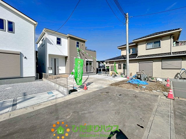 久喜栗橋東　新築一戸建て　02　リーブルガーデンの前面道路含む現地写真|協定道路がある為、駐車もスムーズです！