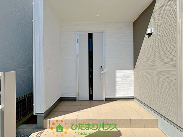 久喜栗橋東　新築一戸建て　02　リーブルガーデンの玄関|奥行きのある玄関ポーチです！