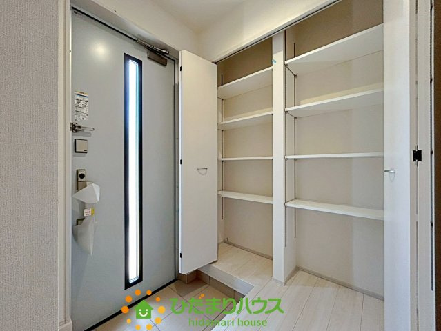 久喜栗橋東　新築一戸建て　02　リーブルガーデンの玄関|光が差し込み明るい玄関です！