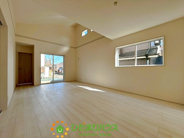久喜栗橋東　新築一戸建て　03　リーブルガーデンの居間・リビング|一部天井高で開放感あります！