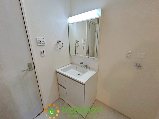 久喜栗橋東　新築一戸建て　03　リーブルガーデンの独立洗面台|歯ブラシなど隠せる3面鏡！！