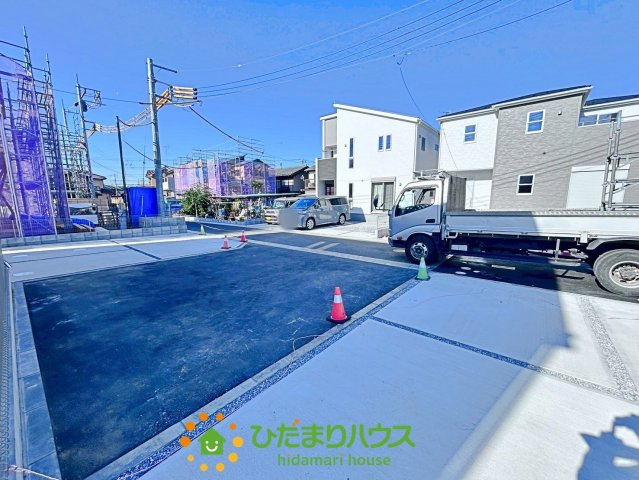 久喜栗橋東　新築一戸建て　03　リーブルガーデンの前面道路含む現地写真|協定道路がある為、駐車もラクラク！
