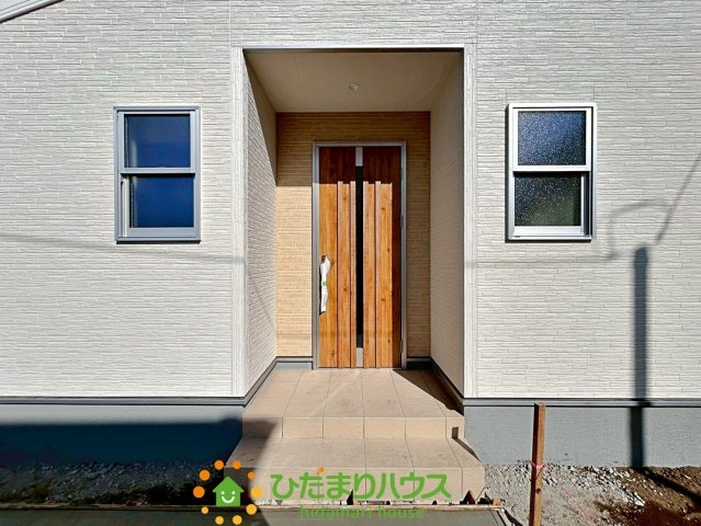 久喜栗橋東　新築一戸建て　03　リーブルガーデンの玄関|ポーチ付き！！