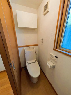 【トイレ】 | ◇庭付◇並列２台◇カーポート◇鹿沼市三幸町 売戸建 | 1・2階のトイレは吊戸棚完備でスッキリ収納♪