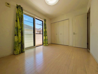 【洋室】 | ◇庭付◇並列２台◇カーポート◇鹿沼市三幸町 売戸建 | 約5.4帖の洋室はクローゼット完備のバルコニーに面した2面採光♪