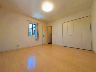 【洋室】 | ◇庭付◇並列２台◇カーポート◇鹿沼市三幸町 売戸建 | 約7.2帖の洋室はクローゼット完備の3面採光♪