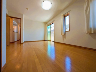 【洋室】 | ◇庭付◇並列２台◇カーポート◇鹿沼市三幸町 売戸建 | ウォークインクローゼット完備の約9.4帖寝室♪