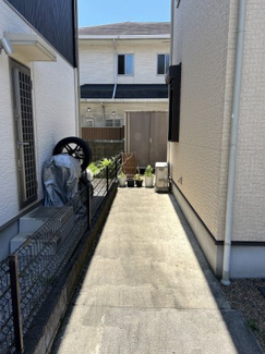 【その他】 | ◇庭付◇並列２台◇カーポート◇鹿沼市三幸町 売戸建 | 並列駐車場からはお庭へのアプローチ♪