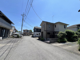 【前面道路含む現地写真】 | ◇庭付◇並列２台◇カーポート◇鹿沼市三幸町 売戸建 | 広々６.０ｍ道路は駐車も楽々♪