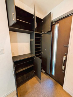 【玄関】 | ◇庭付◇並列２台◇カーポート◇鹿沼市三幸町 売戸建 | 玄関にはシューズボックスの他に廊下収納もございます♪