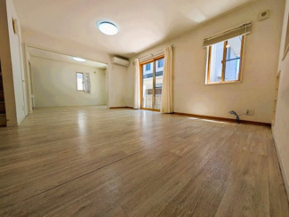 【居間・リビング】 | ◇庭付◇並列２台◇カーポート◇鹿沼市三幸町 売戸建 | 掃き出し窓には電動シャッター完備♪