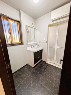 【洗面所】 | ◇庭付◇並列２台◇カーポート◇鹿沼市三幸町 売戸建 | 独立洗面化粧台・クロス・クッションフロアは2021年(令和3年)8月末リフォーム済♪