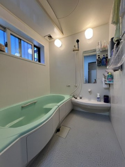 【浴室】 | ◇庭付◇並列２台◇カーポート◇鹿沼市三幸町 売戸建 | オーバルベンチタイプのバスタブとキモチ大きめ(1717)の1坪ユニットバス♪