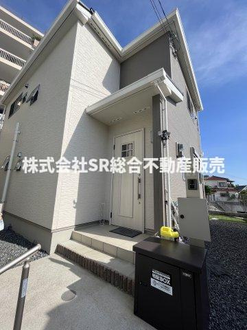 山手町中古戸建の外観|宅配ボックス・ソーラパネル・エアコン付きの
中古住宅です！人が住んでいたかと思えないような大変綺麗な状態の物件です！