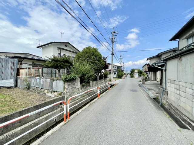 長野市稲田2丁目　売り土地の前面道路含む現地写真