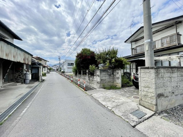 長野市稲田2丁目　売り土地の前面道路含む現地写真