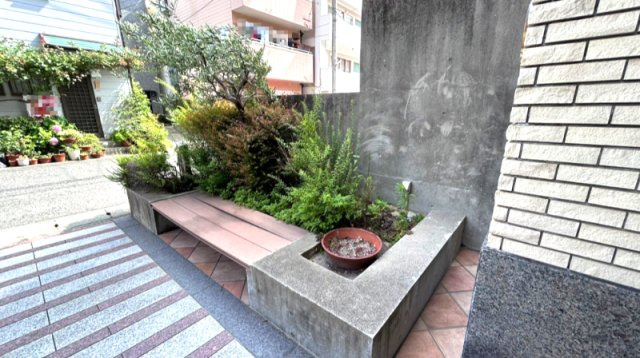 セレッソコート甲南山手|共用部のベンチや植栽がキレイに管理されています。