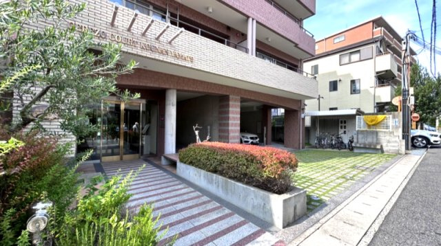 セレッソコート甲南山手のエントランス|共有部であるエントランス、植栽がきれいに整えられています♪