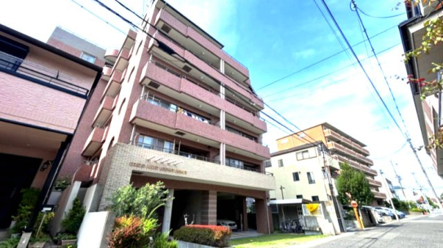 セレッソコート甲南山手の居間・リビング|L字のルーフバルコニーから光を取り込み、日中は照明をつけなくても明るい空間です。またキッチンの前にはアーチ状の空間があり、本を読んだりマッサージチェアを置くなど、ゆったりお過ごしいただけます。