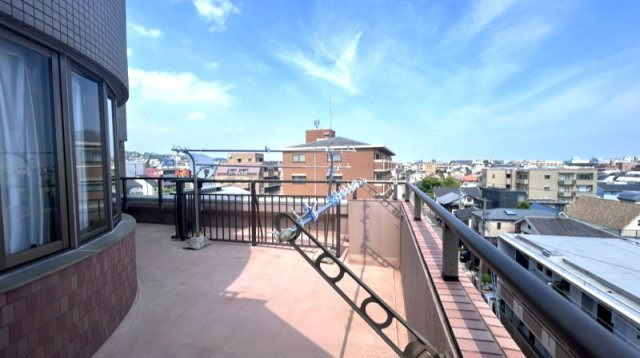 セレッソコート甲南山手の浴室|白を基調としたシンプルな浴室です。