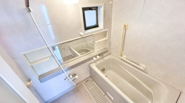 セレッソコート甲南山手のキッチン|光沢のあるブルーグリーンのキッチンです。イエローや柄物が合う色合いのため、ファブリックやキッチン用品でインテリアをお楽しみいただけます♪