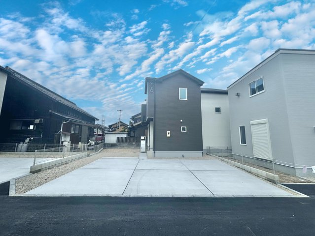 リナージュ碧南市錦町4丁目24-1期　全3棟　新築戸建の前面道路含む現地写真