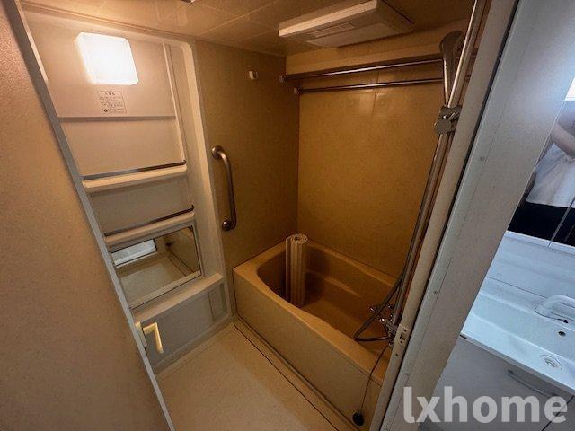 フェルザ南茨木の玄関|収納もある玄関です