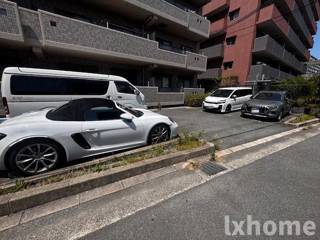 フェルザ南茨木の駐車場|駐車場があるので、車を買う予定の方も安心です
